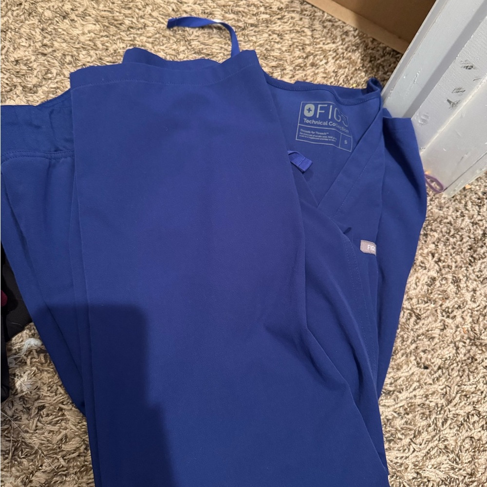 FIGS women’s scrubs